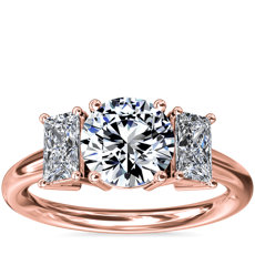 Anillo de compromiso de diamantes con tres piedras de talla princesa alargadas en oro rosado de 18 k (1/2 qt. total)